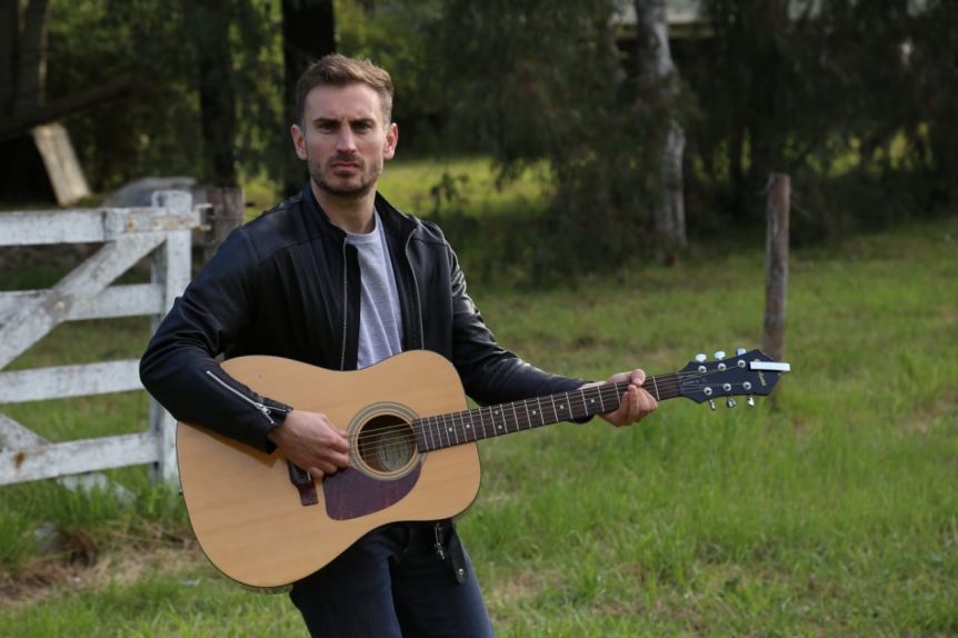 El músico platense Eugeniio presenta su disco "Mundo Violento"