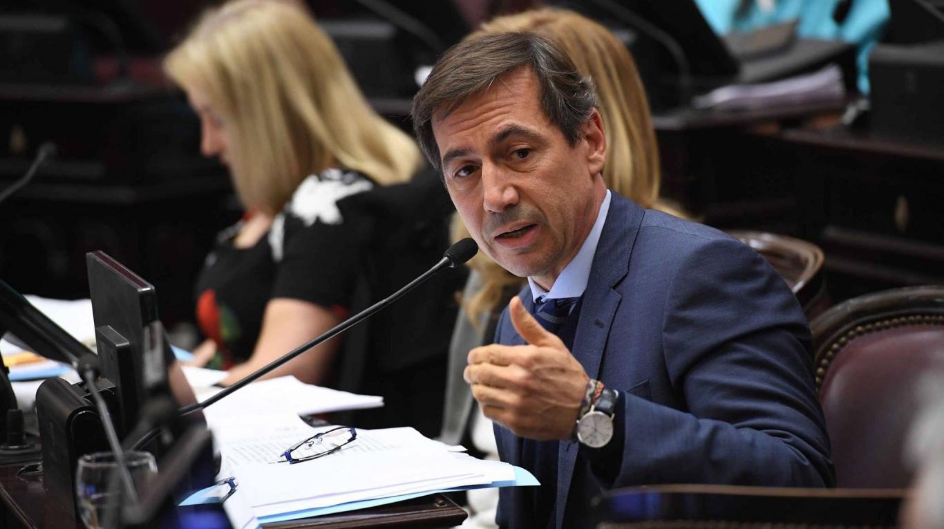 El senador Naidenoff anunció que se contagió de coronavirus