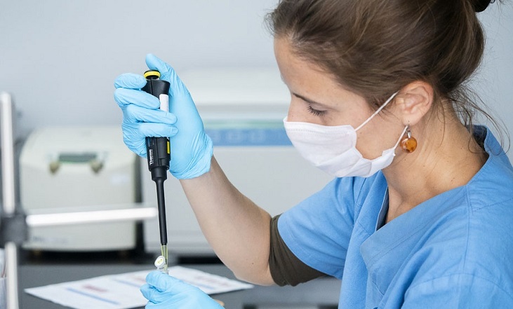 Desarrollan un test rápido de detección de COVID-19 que distingue entre las personas que aún contagian y las que ya no