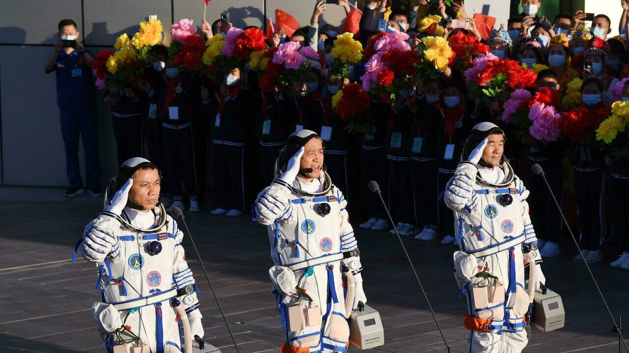 Tres astronautas chinos regresaron a la Tierra tras una misión espacial récord de 90 días