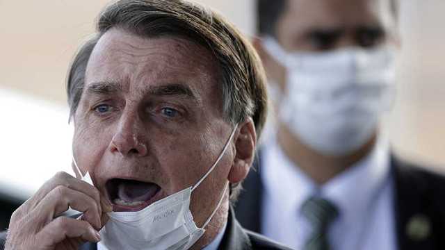 Bolsonaro sigue jugando con la pandemia y admitió que no se vacunó