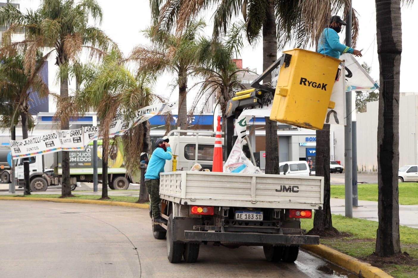 Por la veda electoral, removieron la cartelería de campaña de la vía pública