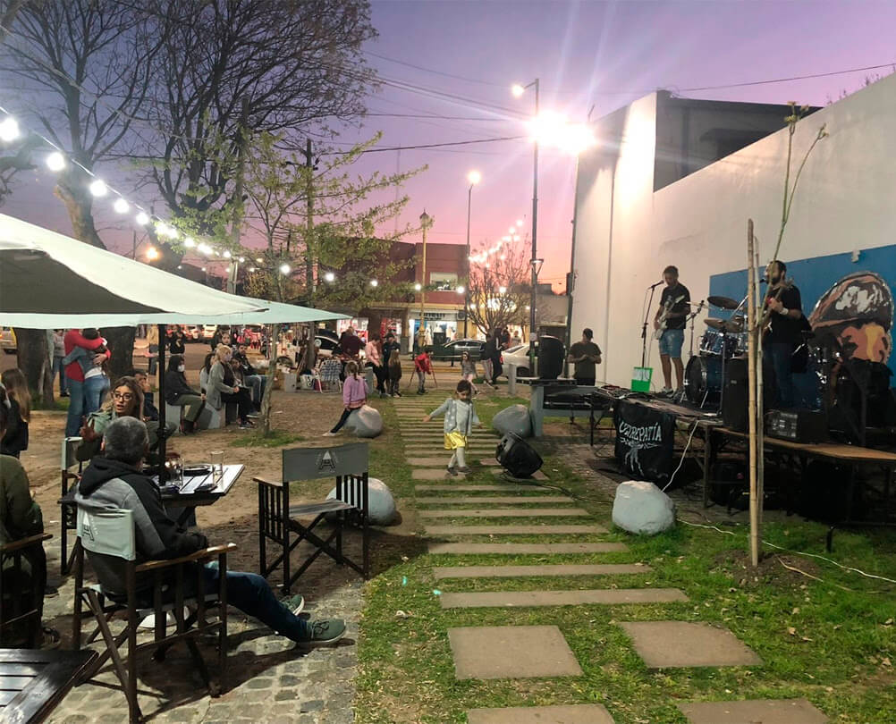 Llega a Los Hornos un show de bandas a cielo abierto y la exposición de artistas plásticos