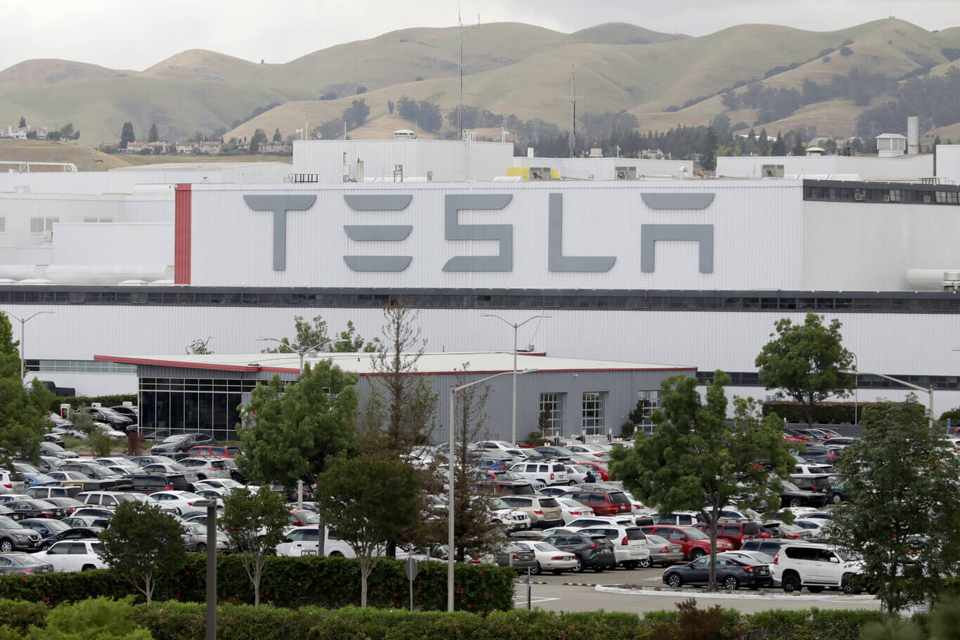Condenan a Tesla a pagar 137 millones por un caso de racismo
