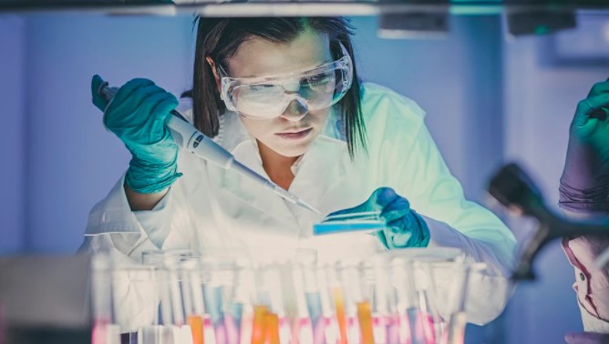 AstraZeneca anuncia que un fármaco redujo al 67% los casos graves contra el coronavirus