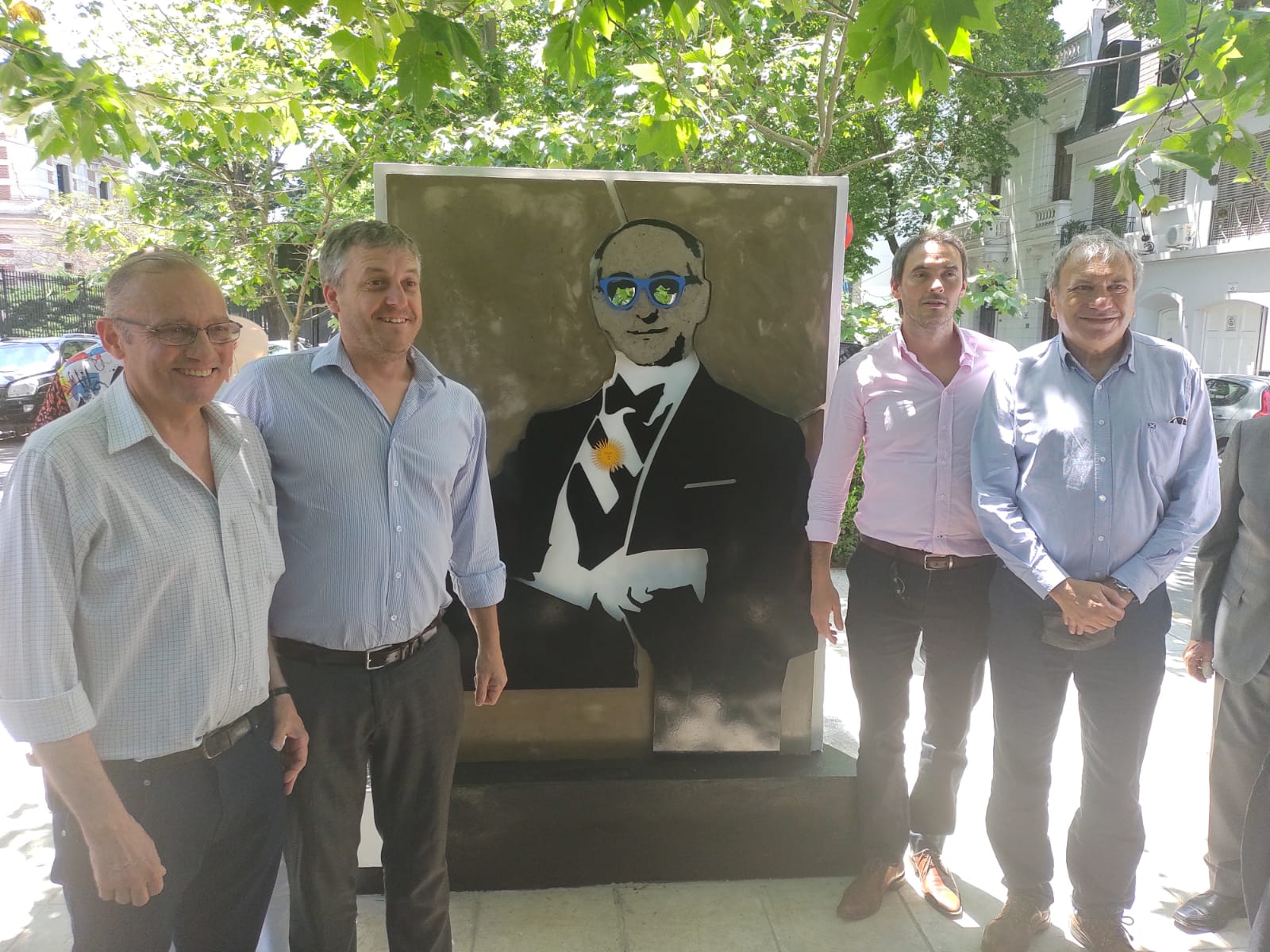 Se inauguró un monumento a Frondizi frente a Plaza San Martín