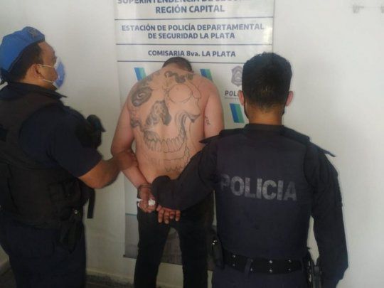 Detienen a un hombre que violó una restricción perimetral y amenazó a su expareja con una katana