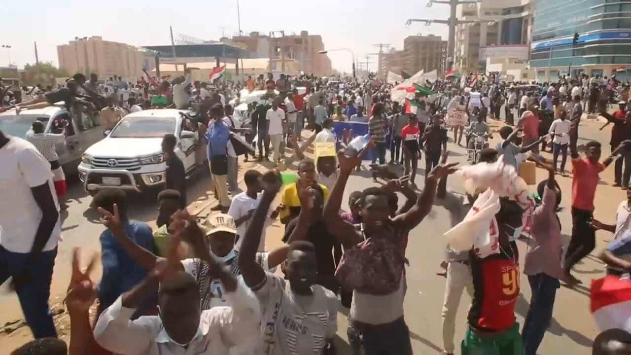 Detienen en Sudán a críticos del golpe y crece la presión sobre los militares