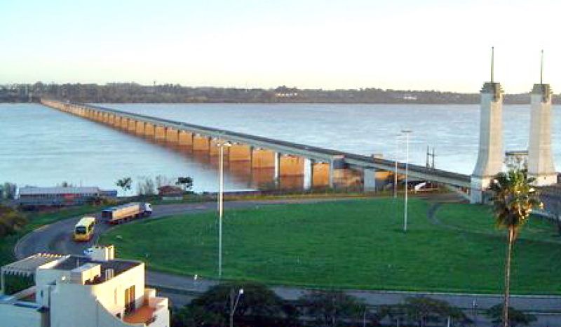 El Gobierno autorizó desde hoy la apertura del paso terrestre Paso de los Libres-Uruguayana