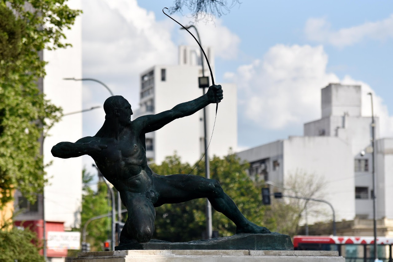Luego de 40 años, vuelve a lucir el arco de la mítica escultura de Plaza Moreno