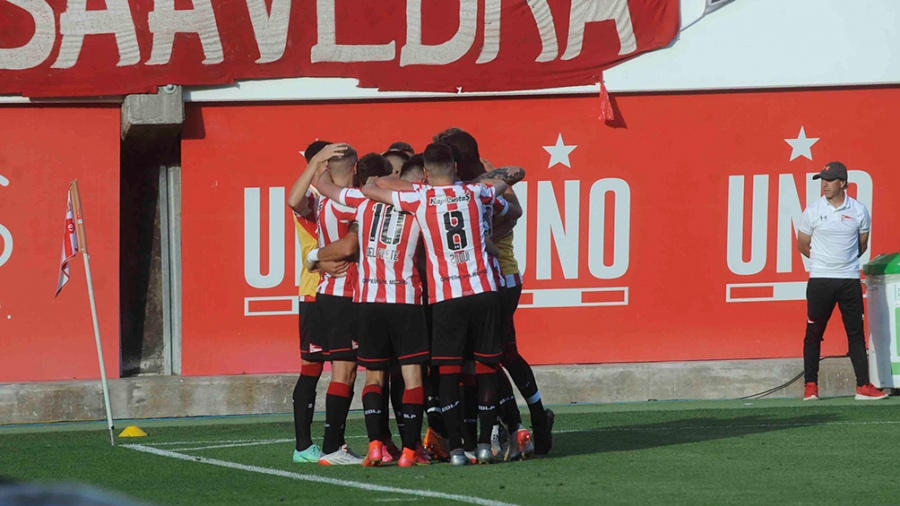 Estudiantes goleó a Huracán en UNO
