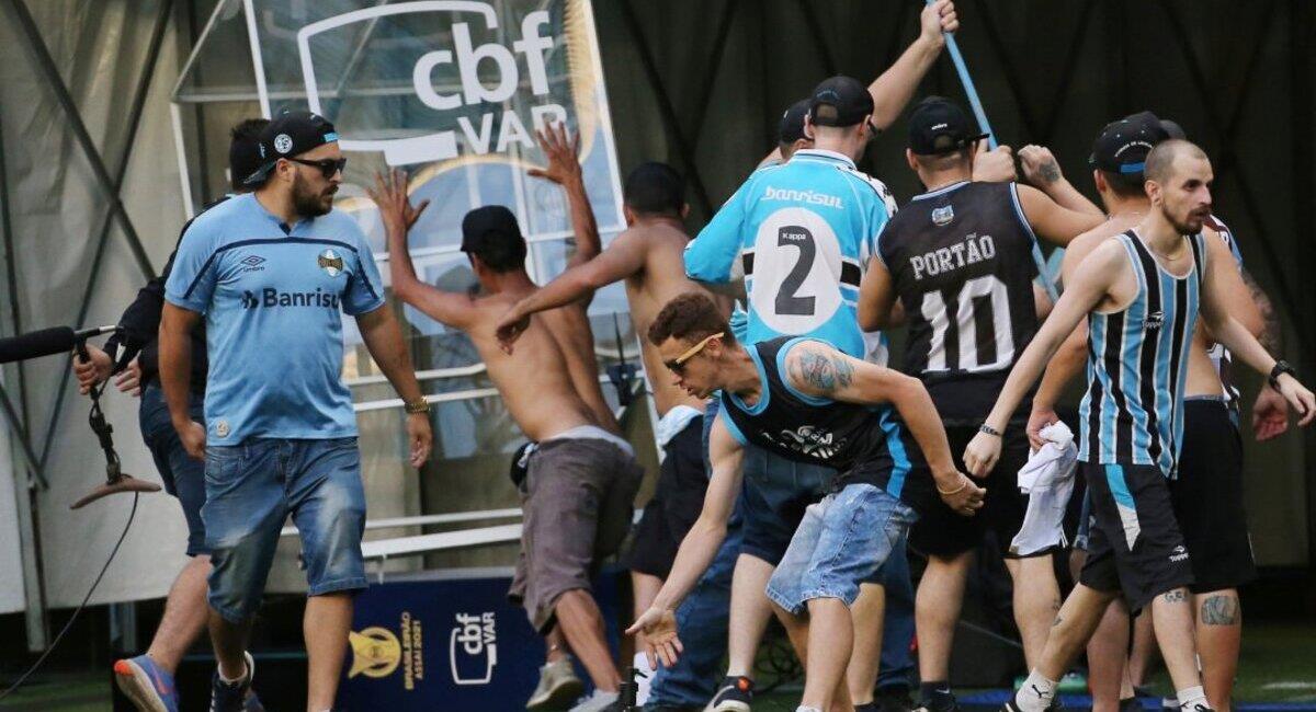 Escándalo en Brasil: hinchada de Gremio invadió la cancha y destruyó la cabina del VAR