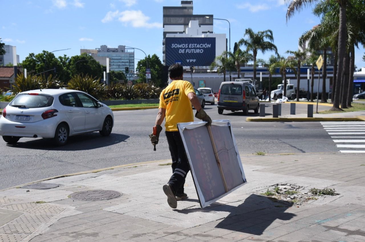 Con el despliegue de más de mil agentes, remueven toda la cartelería de campaña de la vía pública