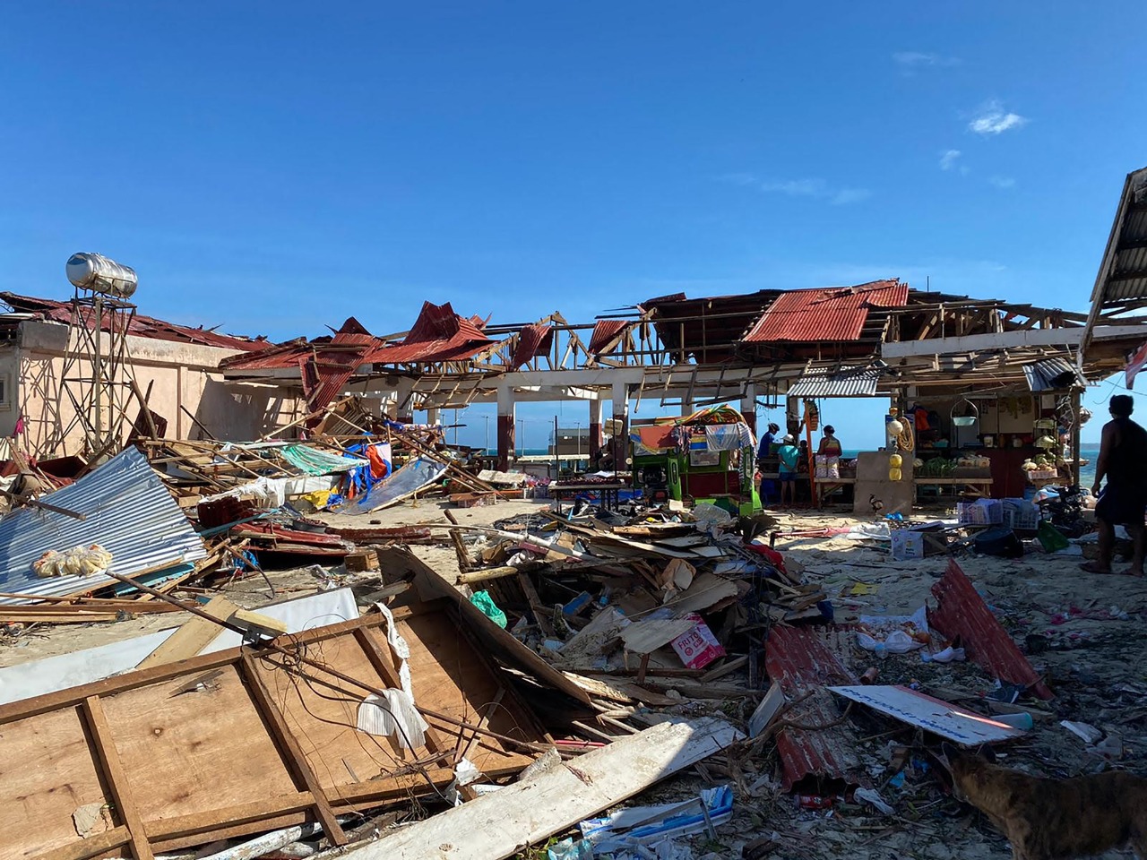 Al menos 108 muertos tras el paso del tifón Rai en Filipinas