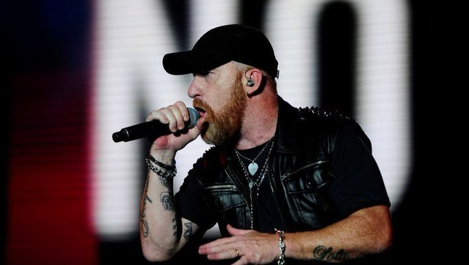 El cantante de La Beriso dio positivo de Covid-19 y la banda reprograma sus shows