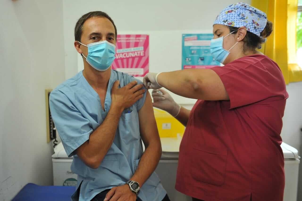 Vacunan contra el coronavirus en un hipermercado de la ciudad