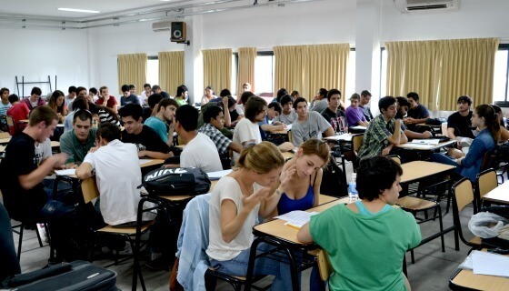 Los estudiantes universitarios aumentan 7% sus salarios al graduarse, según un estudio