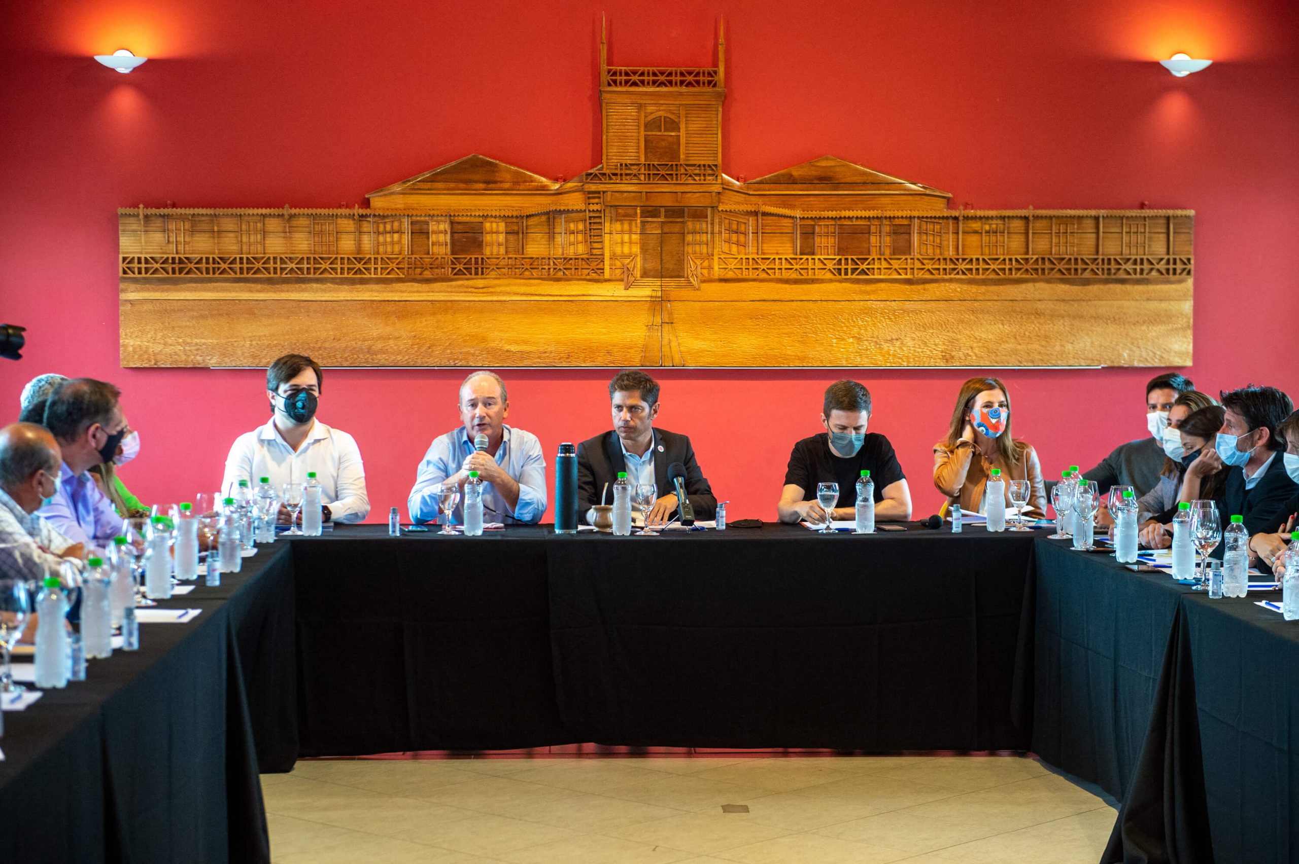 Kicillof se reunió con comerciantes y empresarios vinculados al turismo en Monte Hermoso