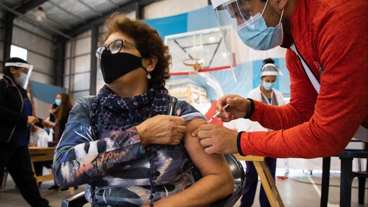 Más del 25% de bonaerenses cuentan con la tercera dosis contra el coronavirus
