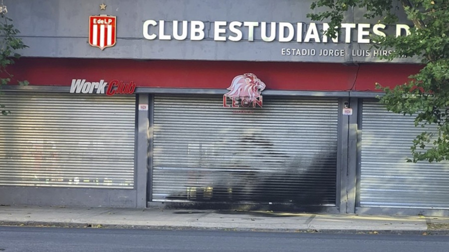 Repudiable: tiraron una bomba molotov en una de las puertas del estadio de Estudiantes