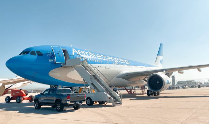 Aerolíneas Argentinas anticipa posibles demoras y cancelaciones de vuelos por la suba de contagios