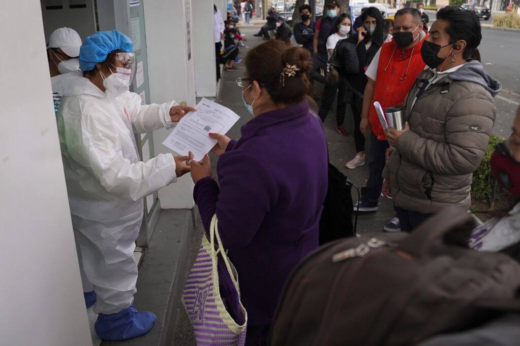 México recomendó a su población que se aísle en lugar de irse a testear