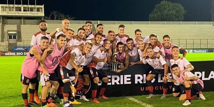 Barracas Central obtuvo su segundo triunfo en Uruguay