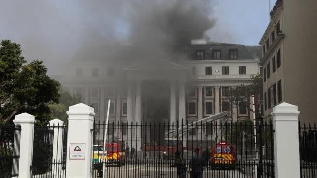 Se incendia el edificio del Parlamento de Sudáfrica