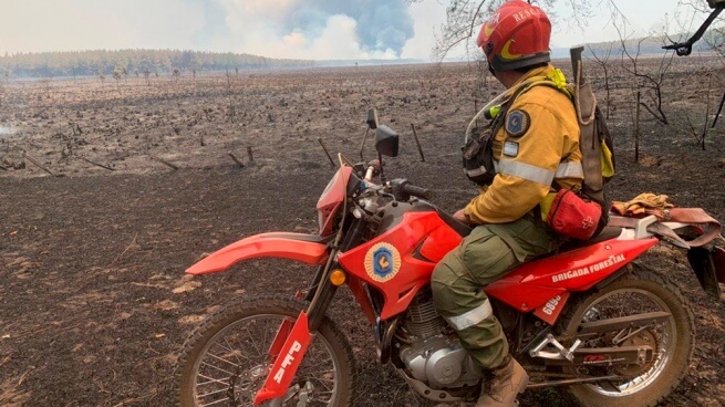 El Gobierno nacional desplegó brigadistas, aviones y maquinaria por los incendios en Corrientes