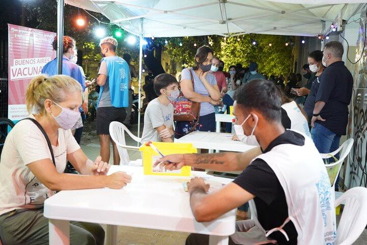 Kicillof y Kreplak consideraron un "éxito" la "Noche de las vacunas"
