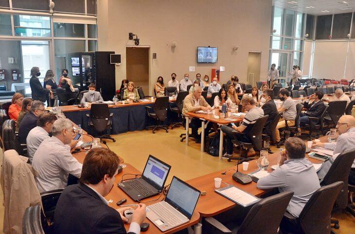 Diputados nacionales de la UCR invitaron a especialistas para analizar el acuerdo con el FMI