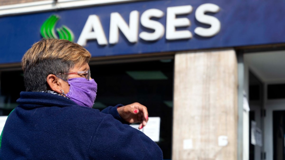 Jubilados y pensionados con DNI e ingresos hasta $ 36.676 cobrarán hoy