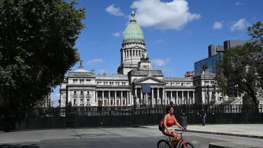 Vallas y un amplio operativo en los alrededores del Congreso