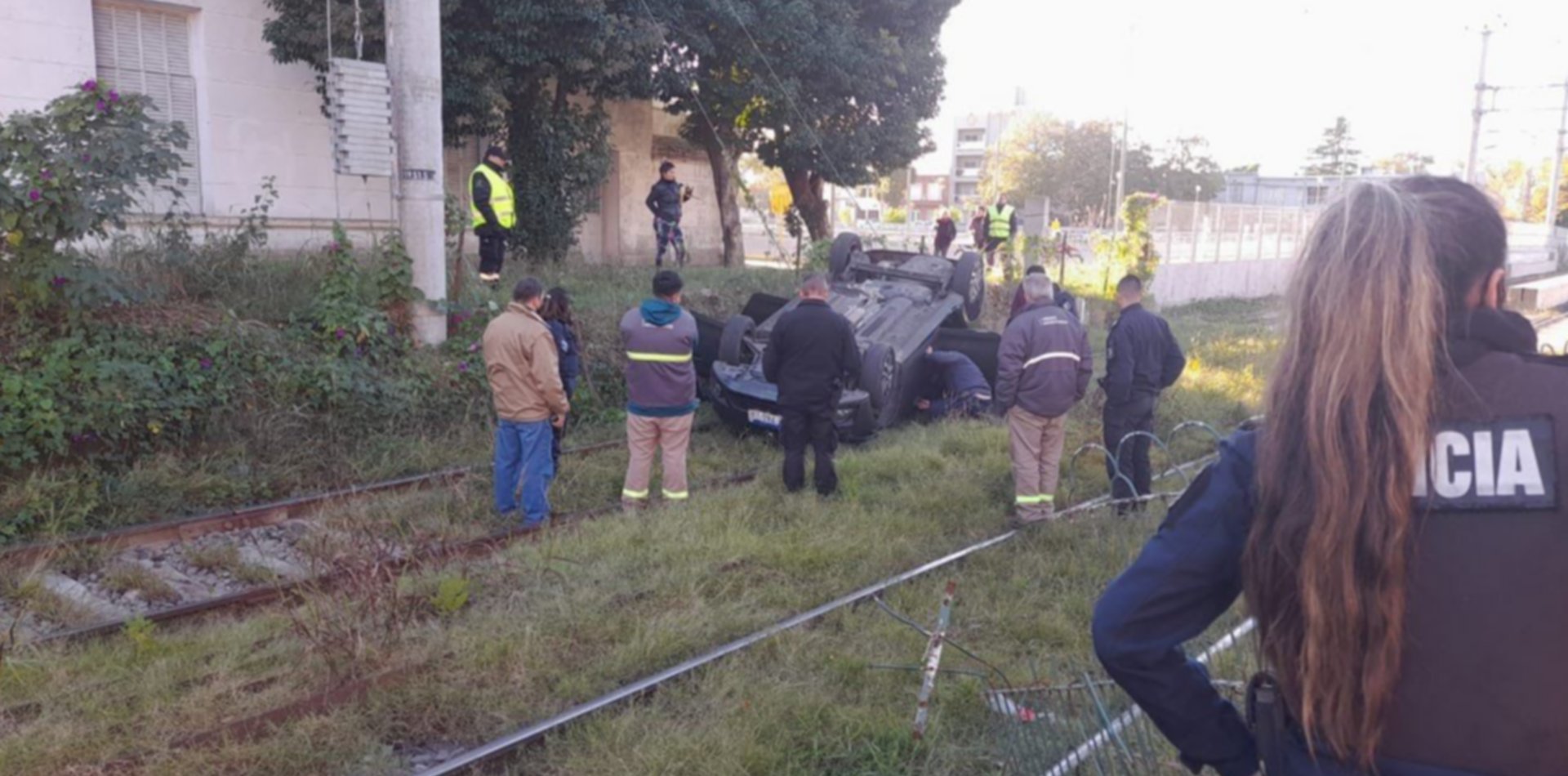 Por un auto volcado sobre las vías en Tolosa, el tren no llega a La Plata