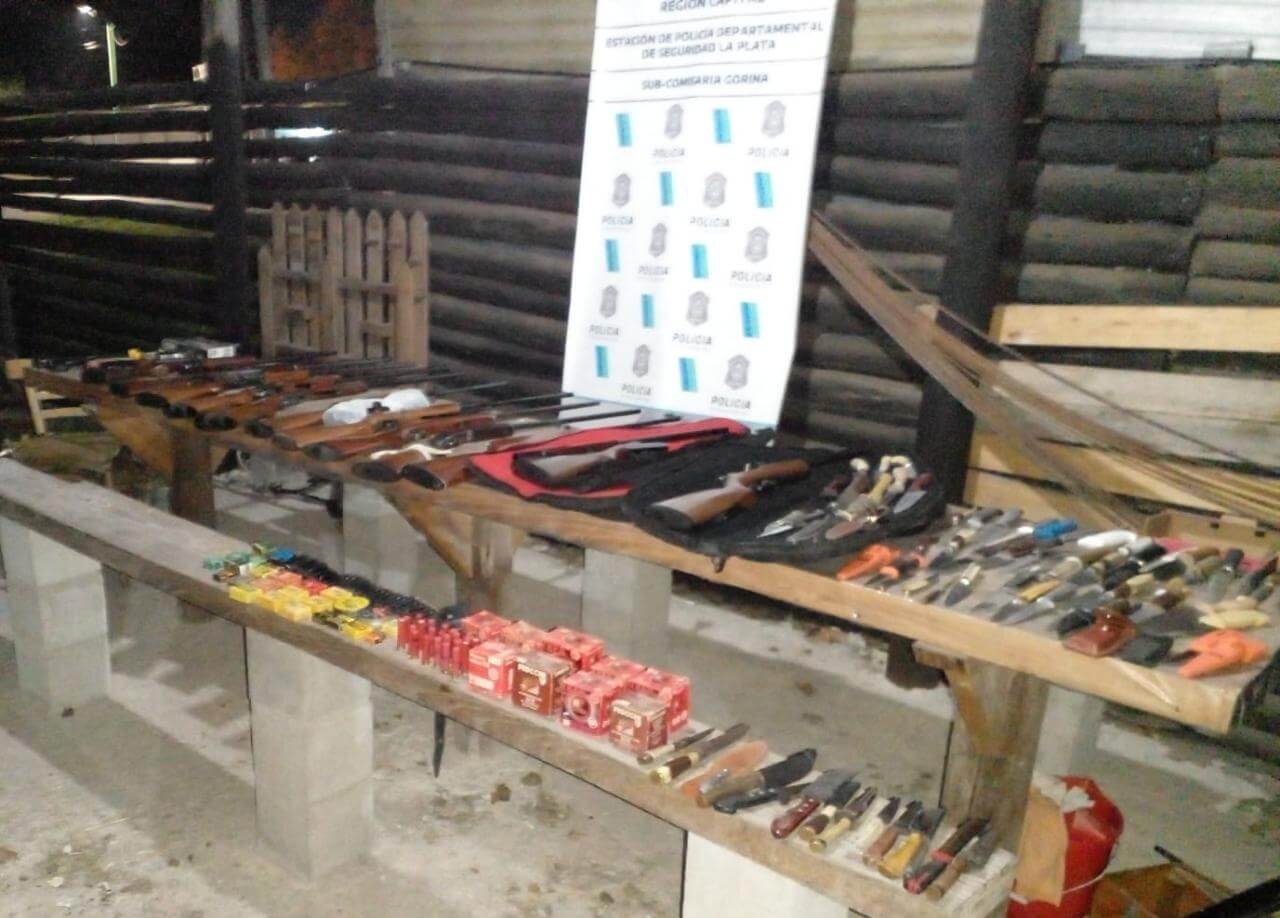 Detienen a un hombre por agredir a su ex pareja en Gorina y en su casa le descubren un arsenal