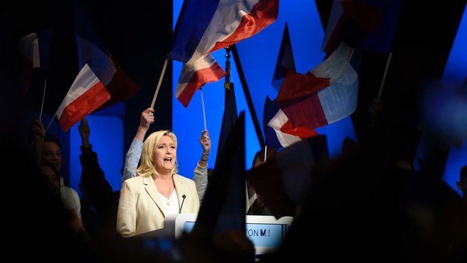 Le Pen, candidata a la presidencia de Francia, propone multar a las mujeres que usen velo