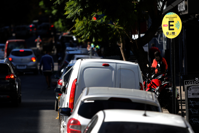 UNLP: desarrollan un sistema de estacionamiento que permite detectar los espacios libres