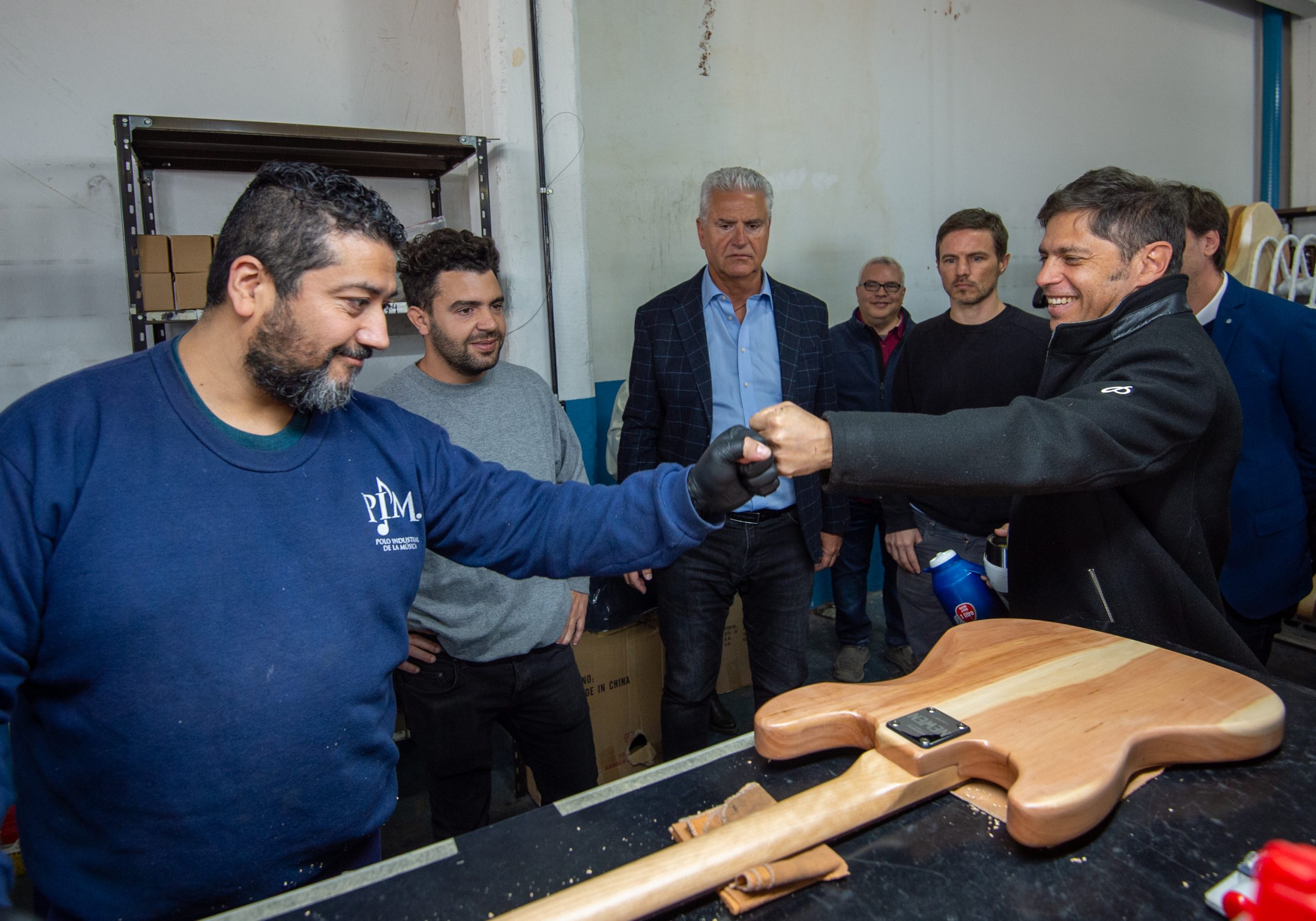 Kicillof recorrió las nuevas instalaciones de la empresa de instrumentos musicales Tevelam