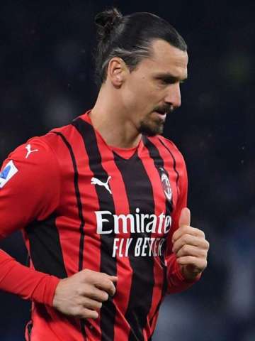 Ibrahimovic sufre por su lesión en la rodilla