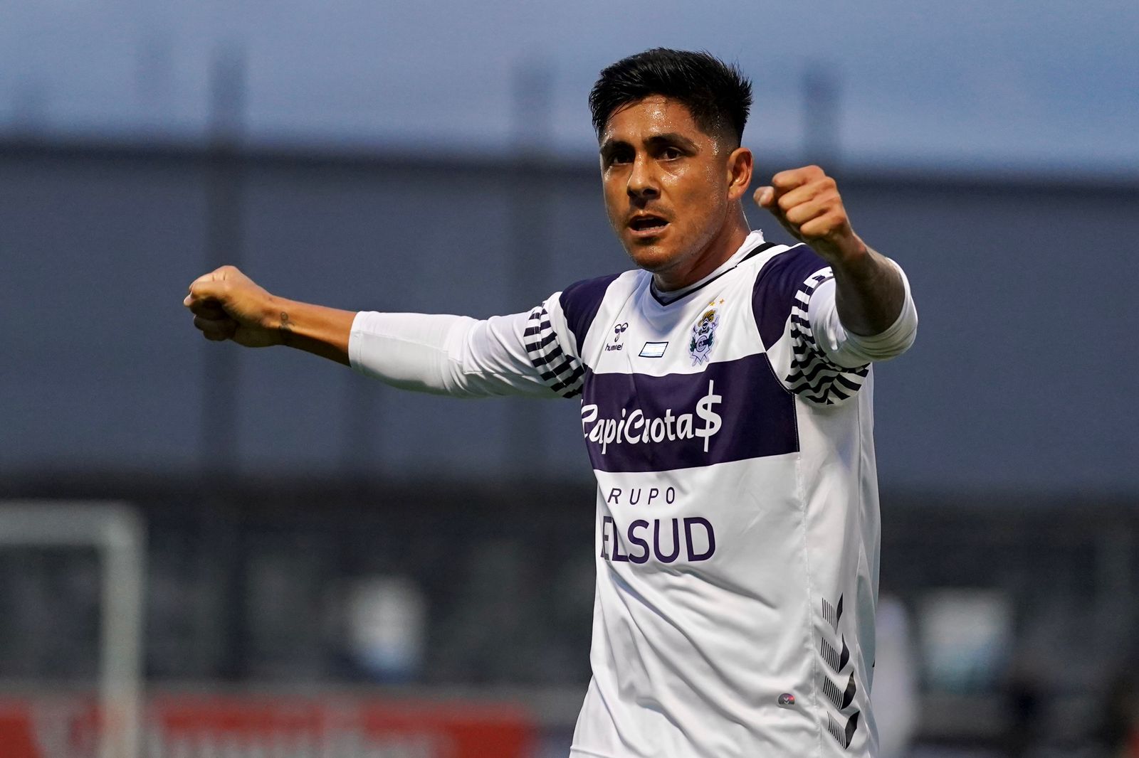 Sin sobrarle nada, Gimnasia venció a Liniers y avanzó de ronda