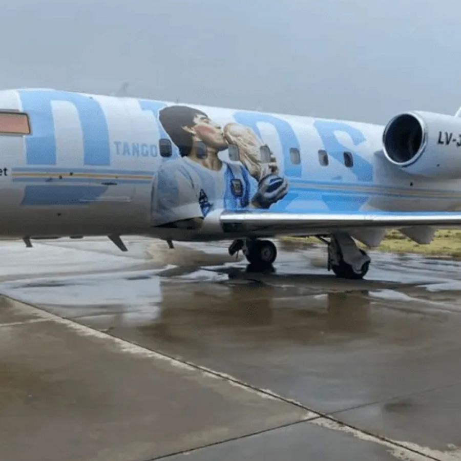 Presentaron el avión de Maradona con presencia de grandes figuras del arte y el deporte
