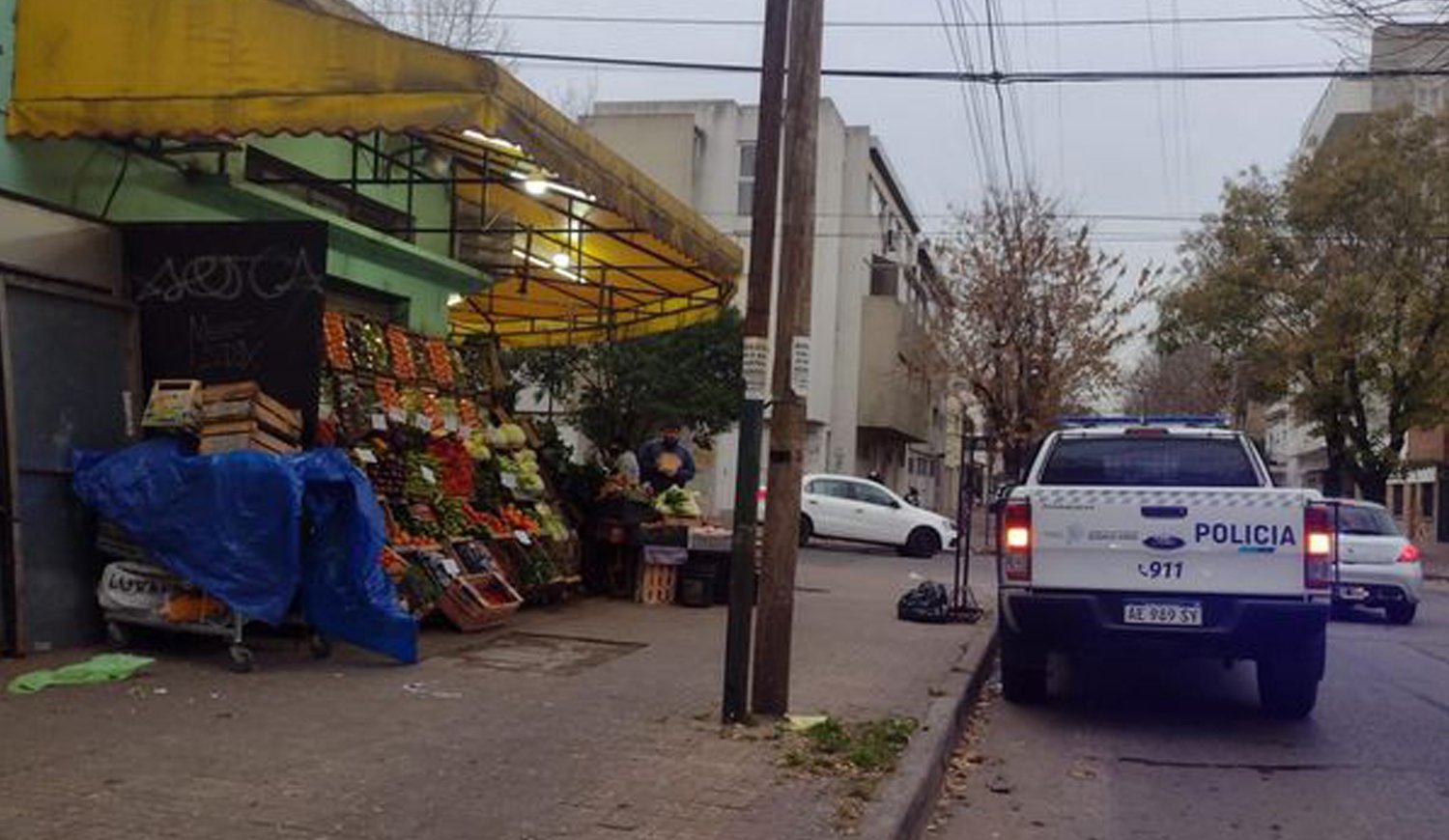 Motochorros asaltaron una verdulería en Barrio Norte