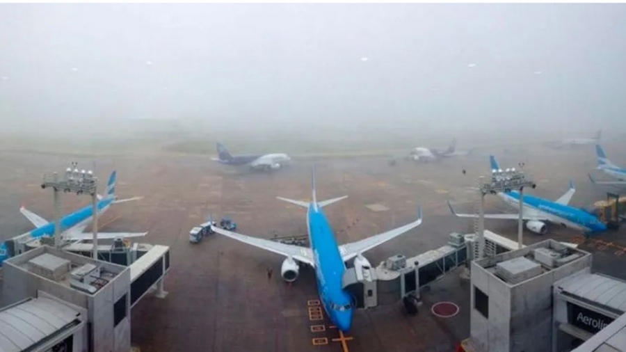 Una veintena de vuelos afectados por la niebla en Ezeiza y cuatro en Aeroparque