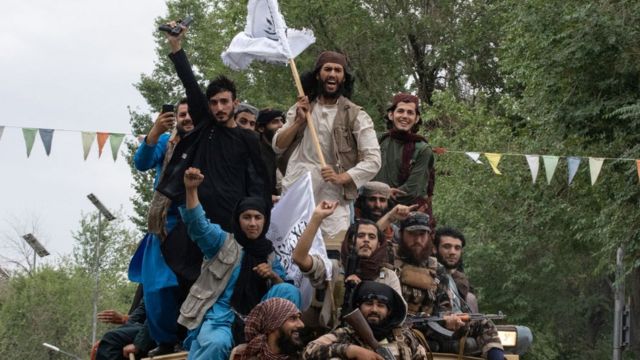 Los talibanes celebraron la "libertad" tras cumplir un año del retiro de EEUU de Afganistán