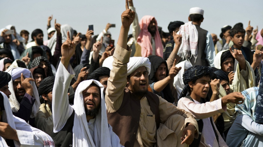 En medio de una crisis humanitaria, los talibanes conmemoran su primer año en el poder