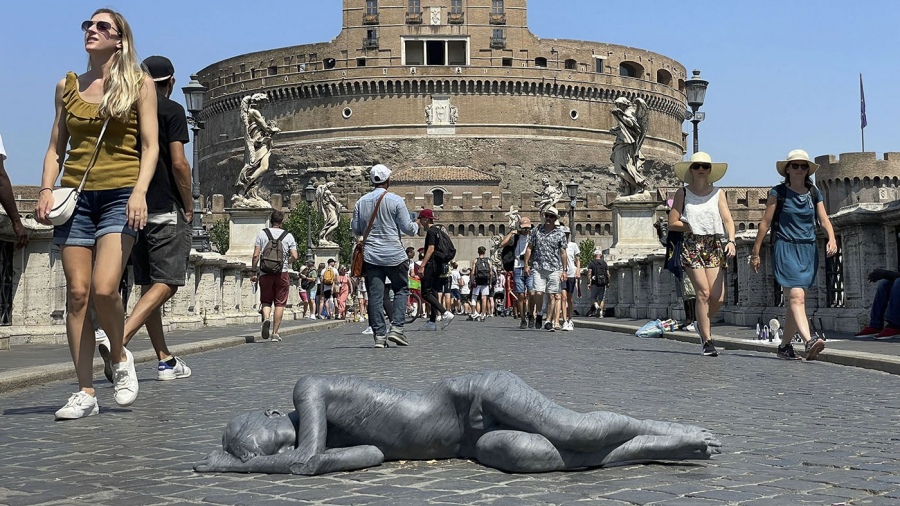 Instalaron esculturas de inmigrantes en un punto céntrico de Roma