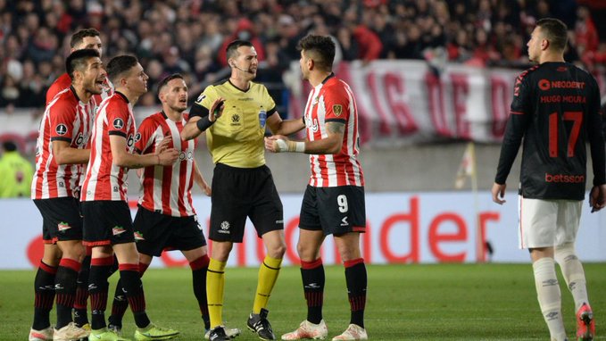 Sigue la polémica: Conmebol publicó el audio del VAR en el gol anulado a Estudiantes