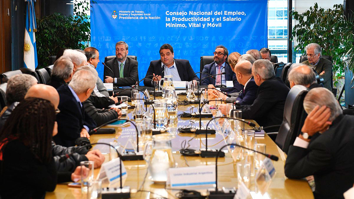 Funcionarios, gremios y empresarios definirán la actualización del salario