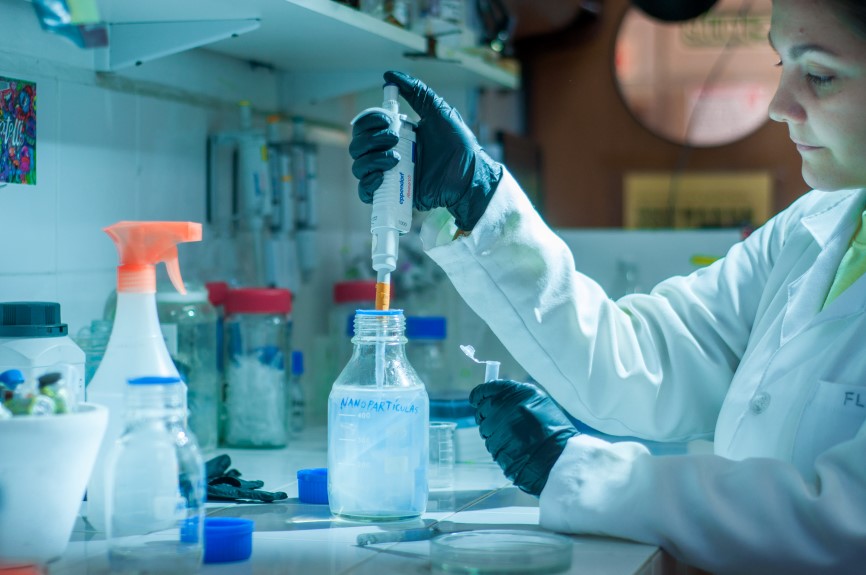 En laboratorios de Ciencias Exactas de la UNLP, desarrolla nanopartículas con potencial para reducir la inflamación crónica del hígado