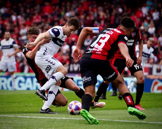 El Lobo cayó 2 a 0 ante Newell's en Rosario y no logró trepar a lo más alto
